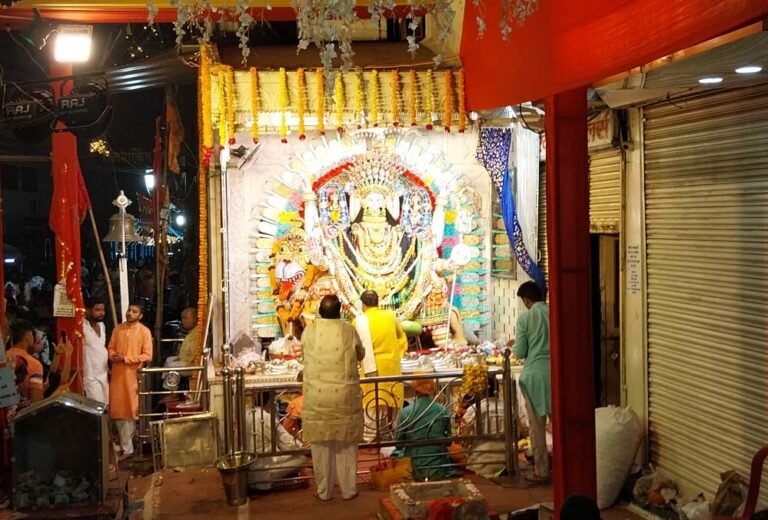 157 साल पुरानी परंपरा का भव्य नजारा: जबलपुर के नुनहाई में करोड़ों के गहनों और 350 किलो चांदी के रथ से मां दुर्गा का सम्मान