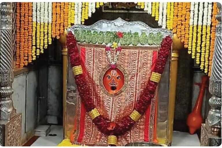 140 साल पुराने रणजीत हनुमान मंदिर में अन्नकूट का आयोजन, पूड़ी-भजियों से सजी प्रसादी