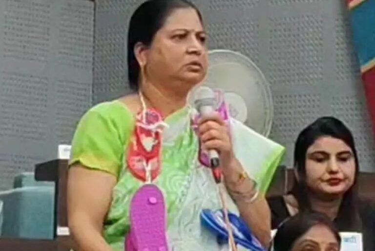 देवास निगम में अनोखी प्रदर्शन: महिला पार्षद ने चप्पल की माला पहनकर विरोध जताया