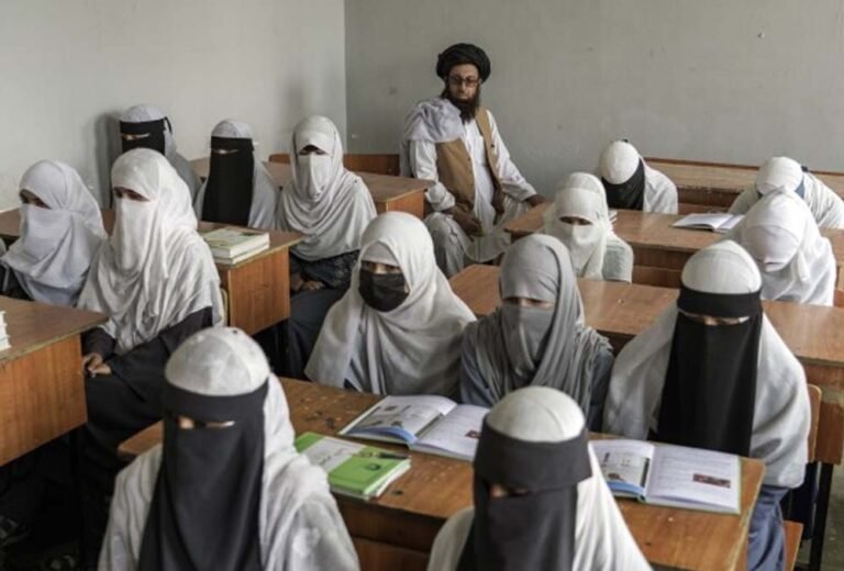 लड़कियों की पढ़ाई, ब्यूटी पार्लर और अब इंटरनेट भी बैन: अफगानिस्तान में तालिबान की सख्ती