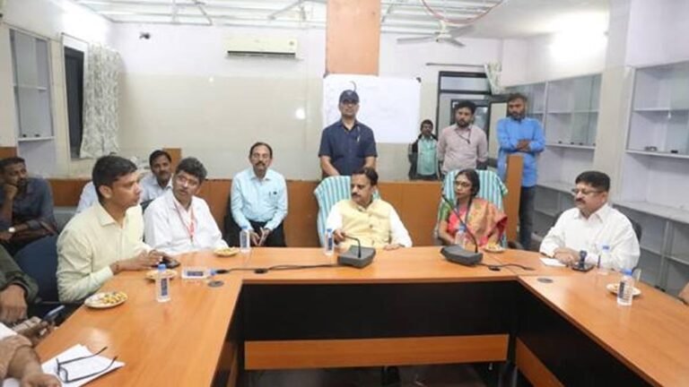 उप मुख्यमंत्री  शुक्ल ने स्वच्छता और चिकित्सकों की समय पर उपलब्धता के दिए निर्देश