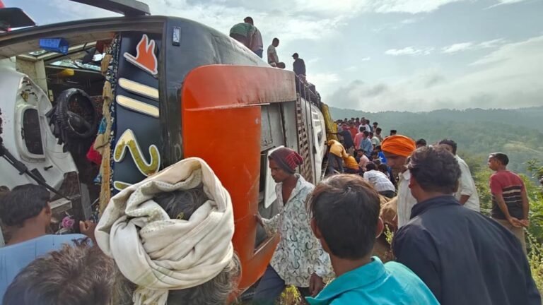 बड़वानी हादसा: श्रद्धालुओं से भरी बस पलटी, बोकराटा-खेतिया रोड पर एक की मौत