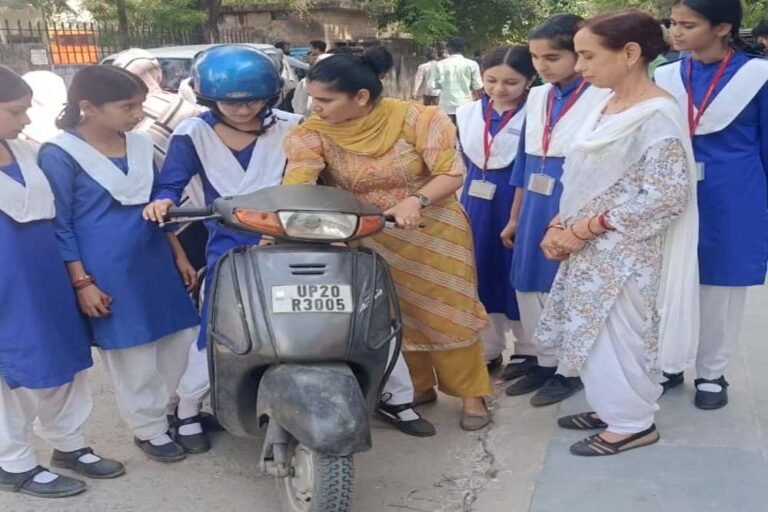 ग्रामीण अंचल से कॉलेज कैंपस तक बेटियों ने थामी स्टीयरिंग, आत्मनिर्भरता की ओर बढ़ाया कदम