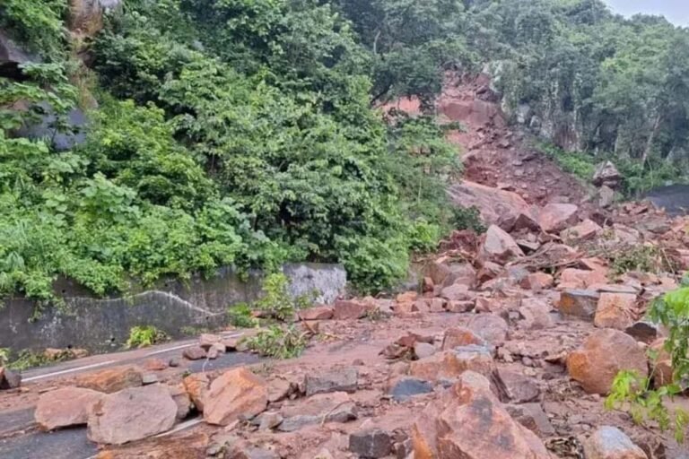 भारी बारिश से ओडिशा बेहाल, भूस्खलन ने रोकी रफ्तार, यातायात पर पड़ा असर