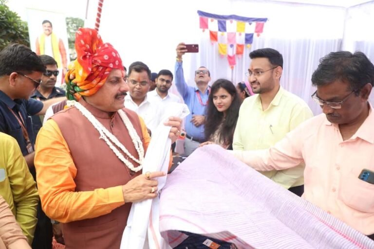मुख्यमंत्री डॉ. यादव ने इंदौर में गोबर से दीये बनाने की पहल को सराहा, कहा– आत्मनिर्भरता की दिशा में अनोखा कदम