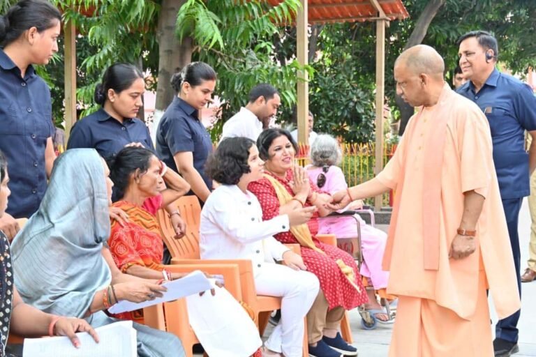 बच्चों के बीच पहुंचे सीएम योगी, चॉकलेट बांटकर लुटाया प्यार, की आत्मीय बातचीत