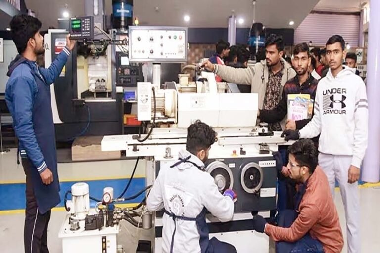 राजकीय माध्यमिक विद्यालयों में युवाओं को मिलेगा निःशुल्क प्रशिक्षण और पाठ्य सामग्री