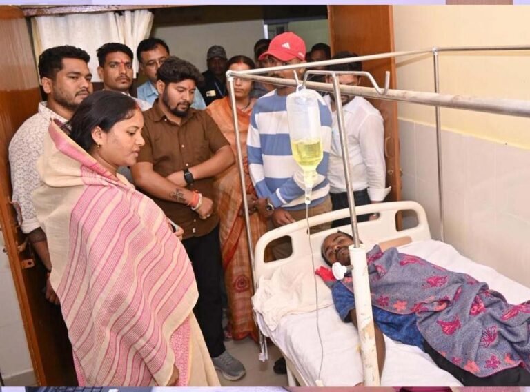 सूरजपुर के ग्राम भांड़ी पहुंचीं मंत्री लक्ष्मी राजवाड़े, उल्टी-दस्त से पीड़ित ग्रामीणों से की मुलाकात