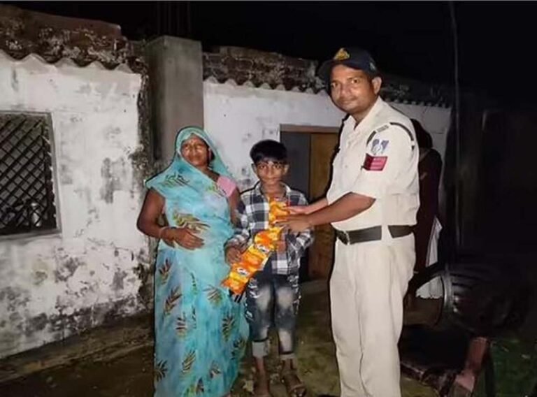 MP: कुरकुरे की ज़िद में बच्चे ने लगा दी 112 पर कॉल, शिकायत की – मम्मी मारती हैं