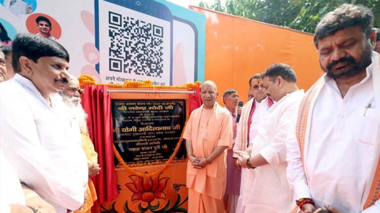 मुख्यमंत्री ने  अन्नपूर्णा ऋषिकुल ब्रह्मचर्याश्रम में लैपटॉप व सिलाई मशीन का किया वितरण