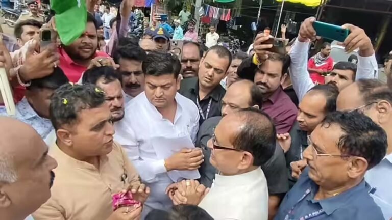 कांग्रेस नेताओं ने रोकी शिवराज सिंह की गाड़ी, जवाब में मिला मुस्कान और मज़ाक का जवाब