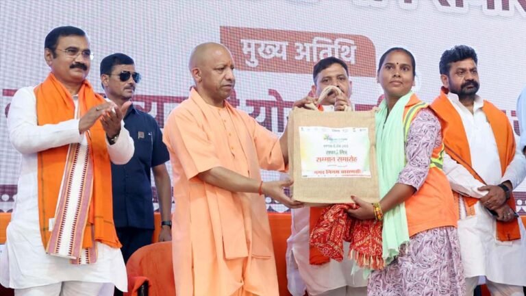 स्वच्छता मित्र सम्मान समारोह में शामिल हुए मुख्यमंत्री