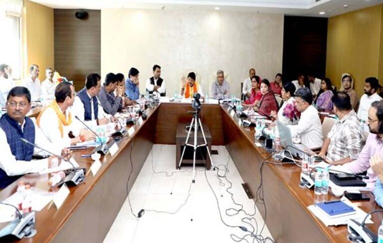 मंत्री विजयवर्गीय ने नगरीय विकास योजनाओं की समीक्षा की, अधिकारियों को शीघ्र कार्रवाई के निर्देश