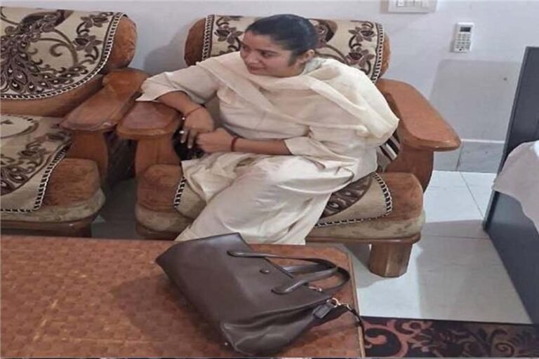 लोकायुक्त की दबिश से मचा हड़कंप: RES कार्यालय में रिश्वत लेते पकड़ी गई महिला, अफसर फरार