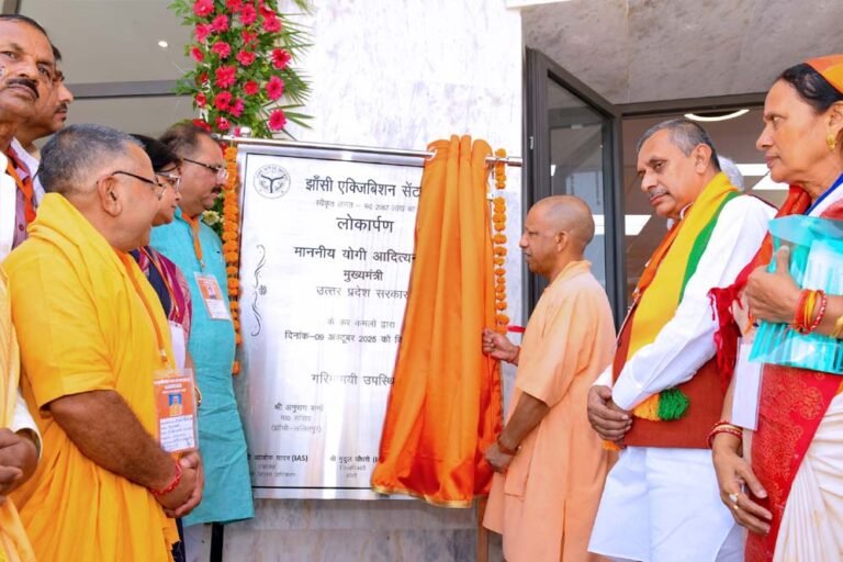 सीएम योगी ने विश्वकर्मा श्रम सम्मान योजना के अंतर्गत लाभार्थियों को प्रदान किया टूल किट