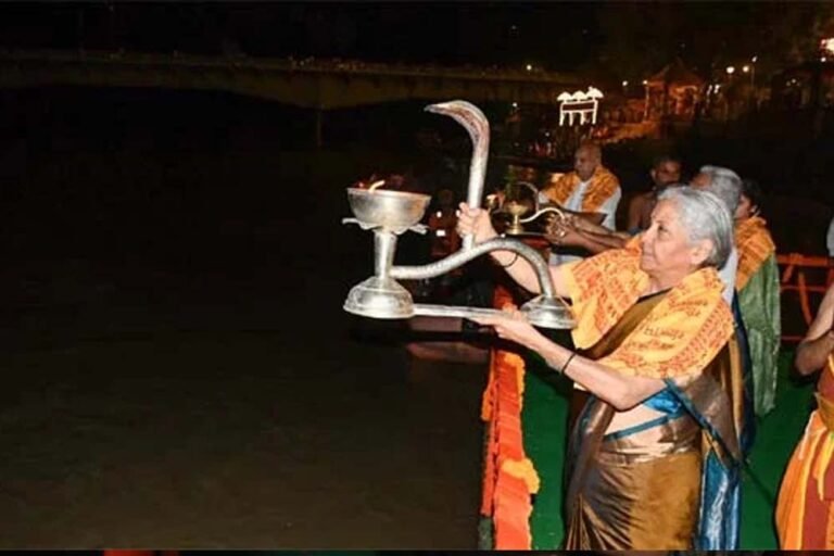 दीपों और भजन-कीर्तन के बीच घाट पर गूंजा भक्तिमय वातावरण