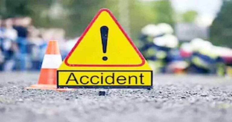 बच्चों से भरी बस हादसे का शिकार, 12 बच्चे घायल, ग्रामीणों ने लगाया सड़क जाम