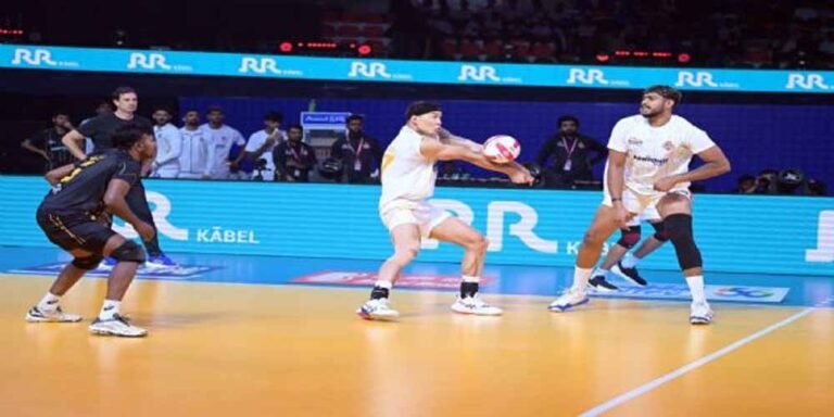 अहमदाबाद डिफेंडर्स ने पिछड़ने के बाद वापसी करते हुए कालीकट हीरोज को हराया