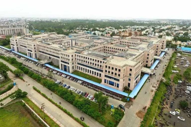 भोपाल डॉक्टर समेत तीन गिरफ्तार, AIIMS में करोड़ों की हेराफेरी का खुलासा