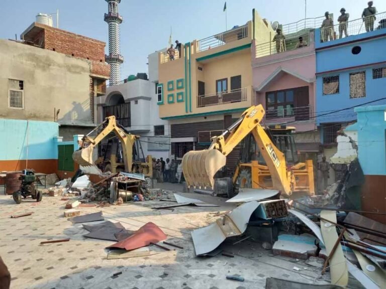 आईएमसी नेता की इमारत धराशायी: बरेली में बुलडोजर ने रजा पैलेस को किया तबाह