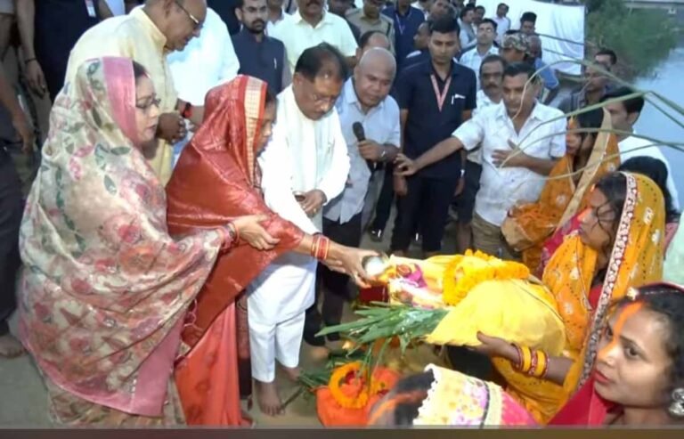 मुख्यमंत्री साय ने जशपुर में दुलदुला छठ घाट में सूर्य को दिया अर्घ्य: प्रदेश की सुख-समृद्धि और खुशहाली की कामना की