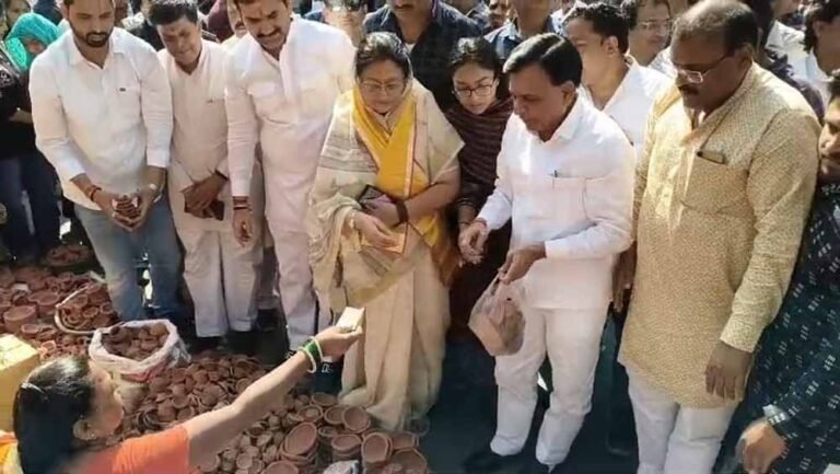 उप मुख्यमंत्री देवड़ा ने इंदौर राजवाड़ा बाजार से खरीदे मिट्टी के दीपक