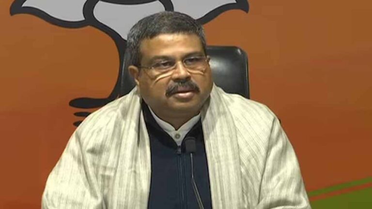 मैथिली ठाकुर की सभा में पाग विवाद, केंद्रीय मंत्री धर्मेंद्र प्रधान ने सार्वजनिक रूप से मांगी माफी