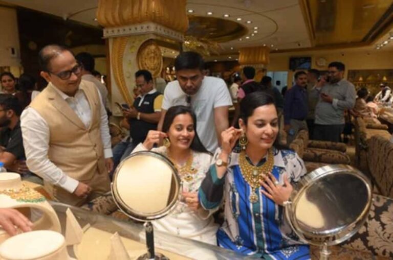 त्योहारों में खरीदारी का धमाका: ऑटो से गोल्ड तक बाजार में उछाल