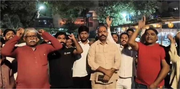 योगी को गाली देने का अंजाम! युवती के घर पहुंची भीड़, पुलिस तैनात