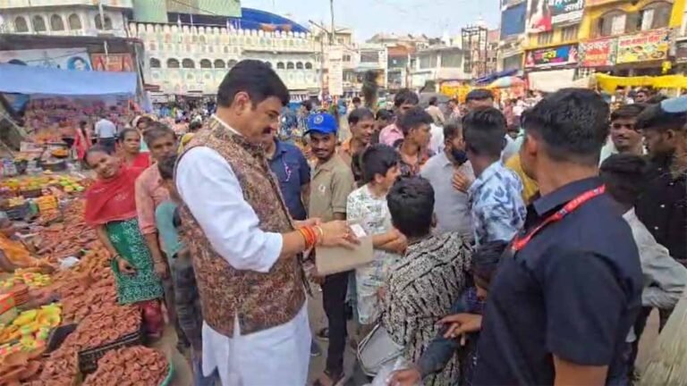 लोकल फॉर वोकल को बढ़ावा देने खाद्य मंत्री सपरिवार  खरीदी करने पहुंचे बाजार