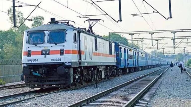 यात्रियों की भीड़ को काबू में रखने की तैयारी! 76 स्टेशनों पर बनेगा ‘होल्डिंग एरिया’