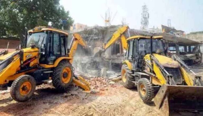 आदिवासियों के झोपड़े ढहे, बाबाओं के महल सुरक्षित: MP में न्याय पर उठे सवाल