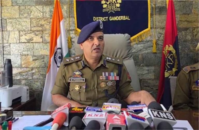 कश्मीर में अपराध पर करारा प्रहार: पुलिस ने पकड़ा मोस्ट वॉन्टेड अपराधी, कई संगीन वारदातों का खुलासा