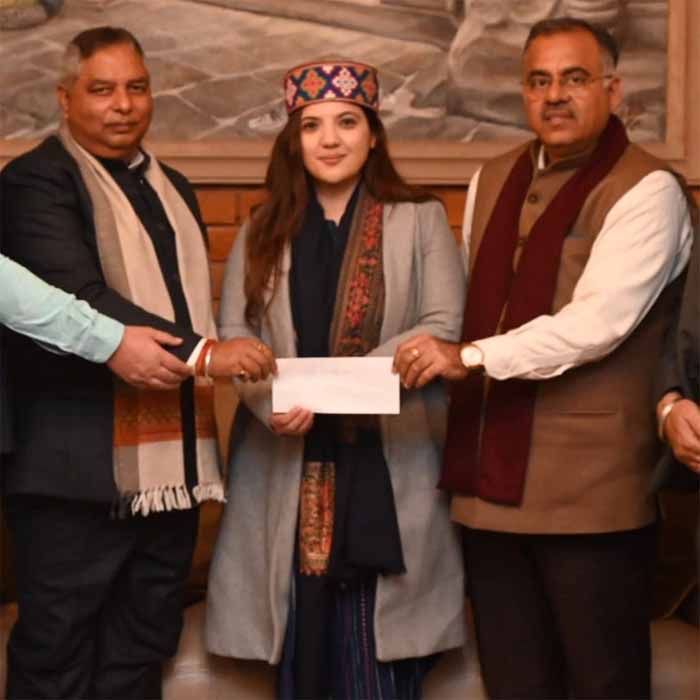 पहली बार बीजेपी को हराने वाले पिता की राह पर, नगरोटा में देवयानी कमल करेंगी मुकाबला