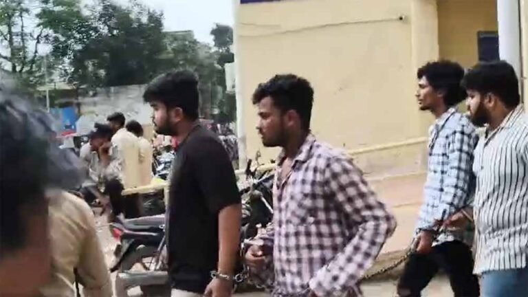 वीडियो बन सकता है वायरल: खंडवा में ट्यूब को लेकर हुई लड़ाई, युवकों ने पीटा और लूटे पैसे