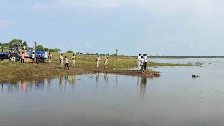 मध्यप्रदेश के खंडवा में दुर्गा प्रतिमा विसर्जन हादसा, 11 पीड़ितों की अंतिम विदाई
