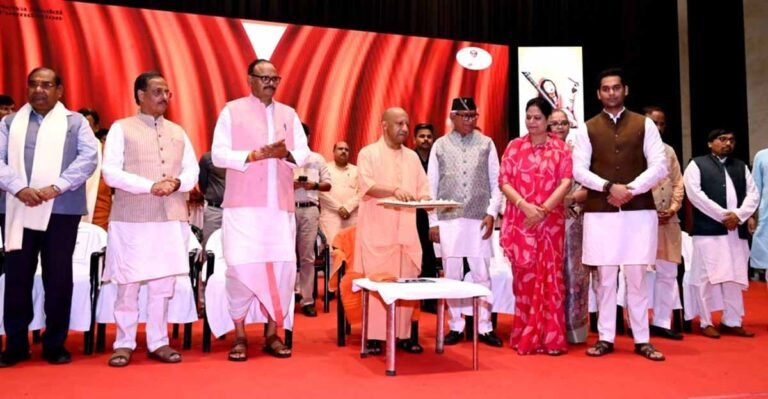 नारी स्वावलंबन को मिली मजबूती, सीएम योगी ने 15 सेवा शक्ति केंद्रों का किया शुभारंभ