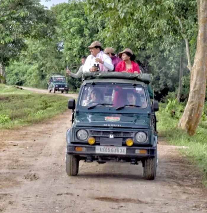 हेट पहनकर खुले आम घूमते दिखे सीएम मोहन यादव, पत्नी संग स्टाइलिश अंदाज में फोटो वायरल