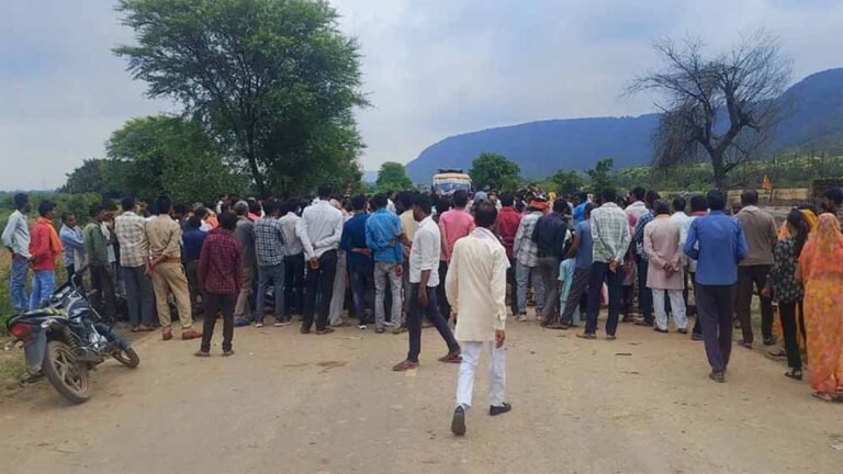 पन्ना जिले का दर्दनाक हादसा: परिवारों ने मांगा एक करोड़ मुआवजा, सड़क बंद कर जताया विरोध