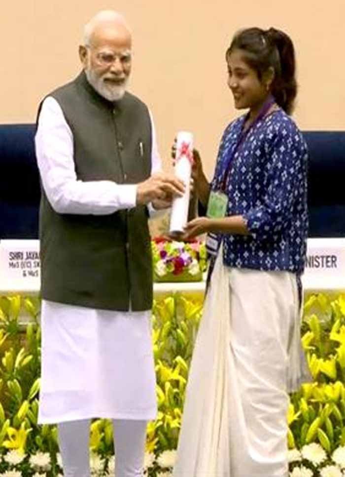 प्रधानमंत्री मोदी ने बैतूल की आईटीआई प्रशिक्षार्थी कु. तावड़े को किया सम्मानित