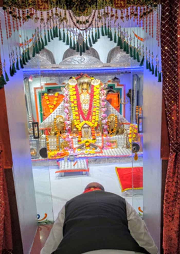 रक्षा मंत्री राजनाथ सिंह ने तनोट माता मंदिर में टेका माथा, मांगा देशवासियों की खुशहाली का आशीर्वाद
