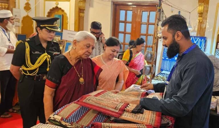 लखनऊ में क्राफ्टरूट्स प्रदर्शनी में मध्यप्रदेश की बाग प्रिंट कला का प्रदर्शन