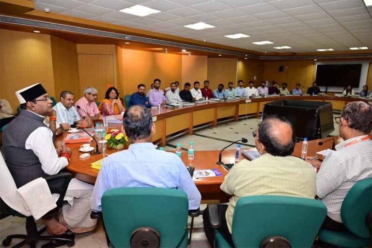 मंत्री सारंग ने किया नवनियुक्त अधिकारियों से संवाद