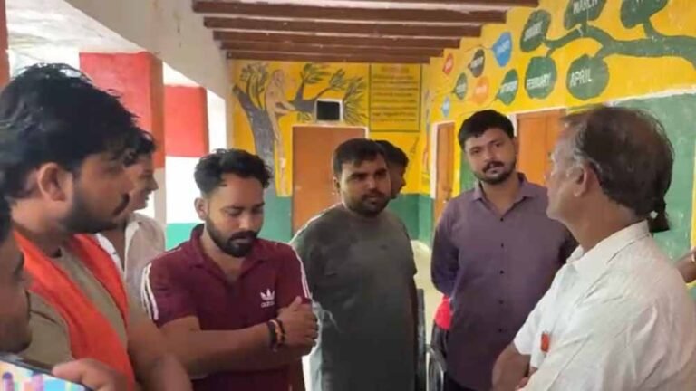 छात्राओं को सजा देने पर मचा बवाल: नवरात्र उपवास के कारण देर से आईं थीं स्कूल