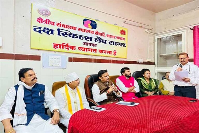 डॉक्टर्स की इमरजेंसी कक्ष में उपस्थिति सुनिश्चित करें : उप मुख्यमंत्री शुक्ल