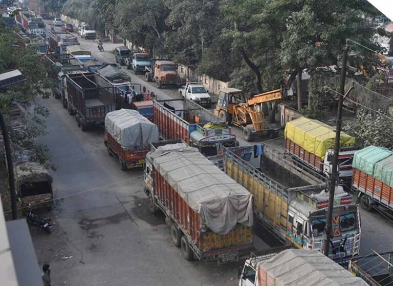 6 अक्टूबर से इंदौर में माल ढुलाई ठप! ट्रांसपोर्ट एसोसिएशन ने नो एंट्री नियम का किया विरोध