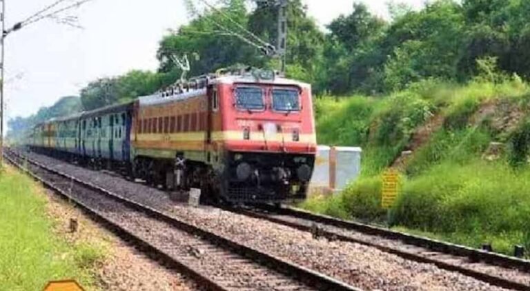 फेस्टिवल सीजन में यात्रियों की मुश्किलें बढ़ीं, उत्तराखंड की ट्रेनों में लंबी वेटिंग लिस्ट