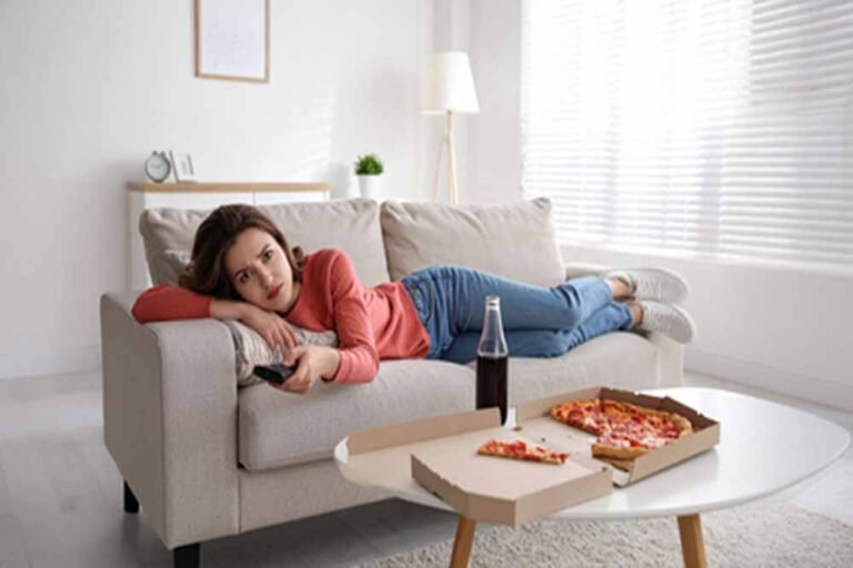 सारी दिन कुर्सी पर? जानें आयुर्वेदिक तरीके जो बचाएं आपको बीमारियों से