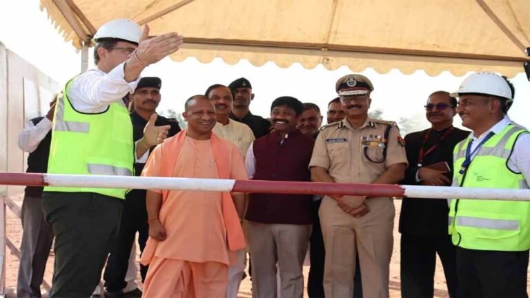 सीएम योगी नोएडा एयरपोर्ट पहुंचे, देखी सुरक्षा और संचालन की तैयारियां