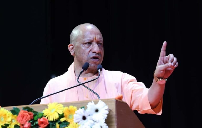 लोक आस्था का महापर्व छठ पूजा कार्यक्रम में शामिल हुए मुख्यमंत्री योगी आदित्यनाथ